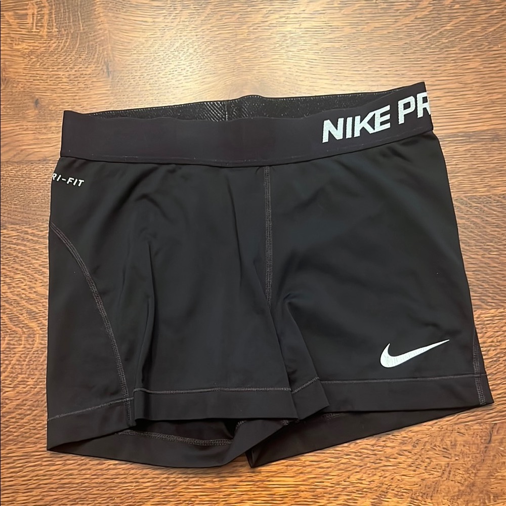 Nike Women’s Black Athletic Shorts in Size Medium